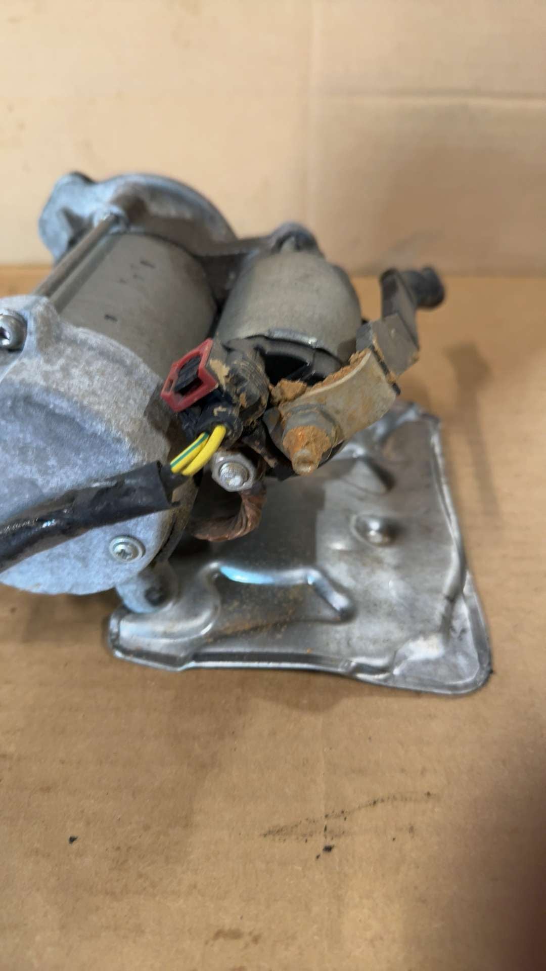 Starter Motor from a 2019 Chevrolet Traverse, photo 2