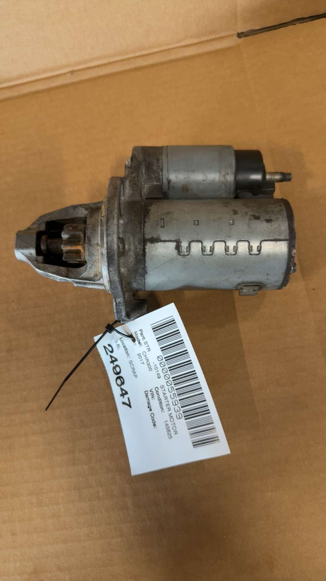 Starter Motor from a 2017 Chrysler 300, photo 1