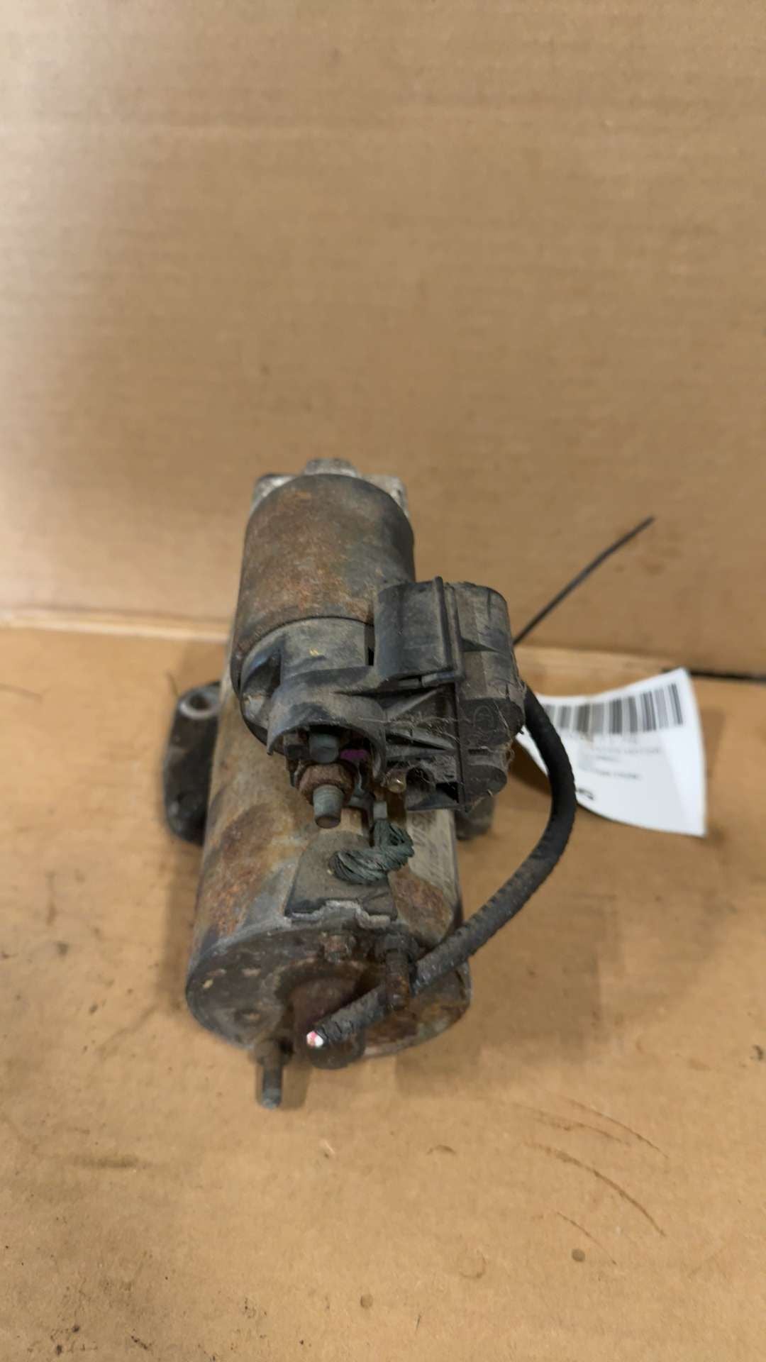 Starter Motor from a 2002 Ford Escape, photo 2