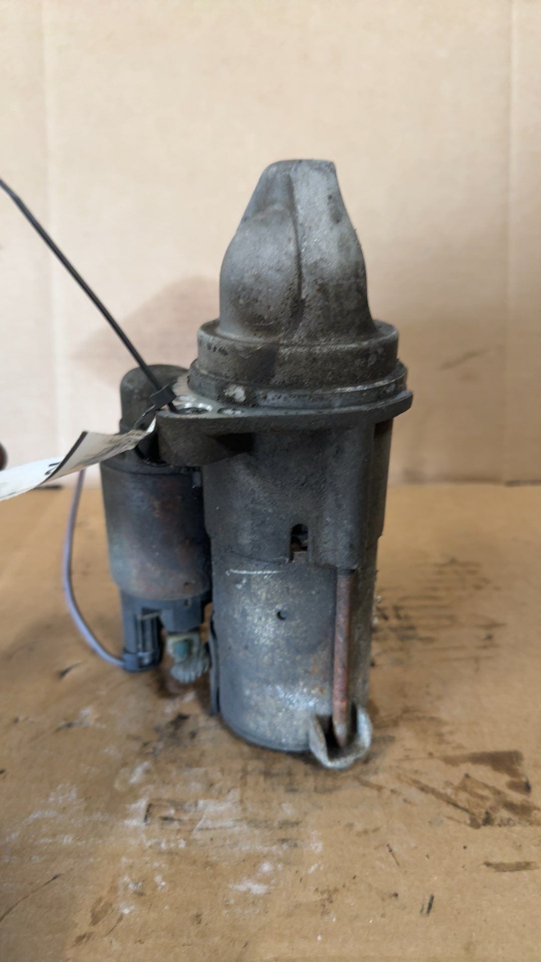 Starter Motor from a 2010 Chevrolet Malibu, photo 2
