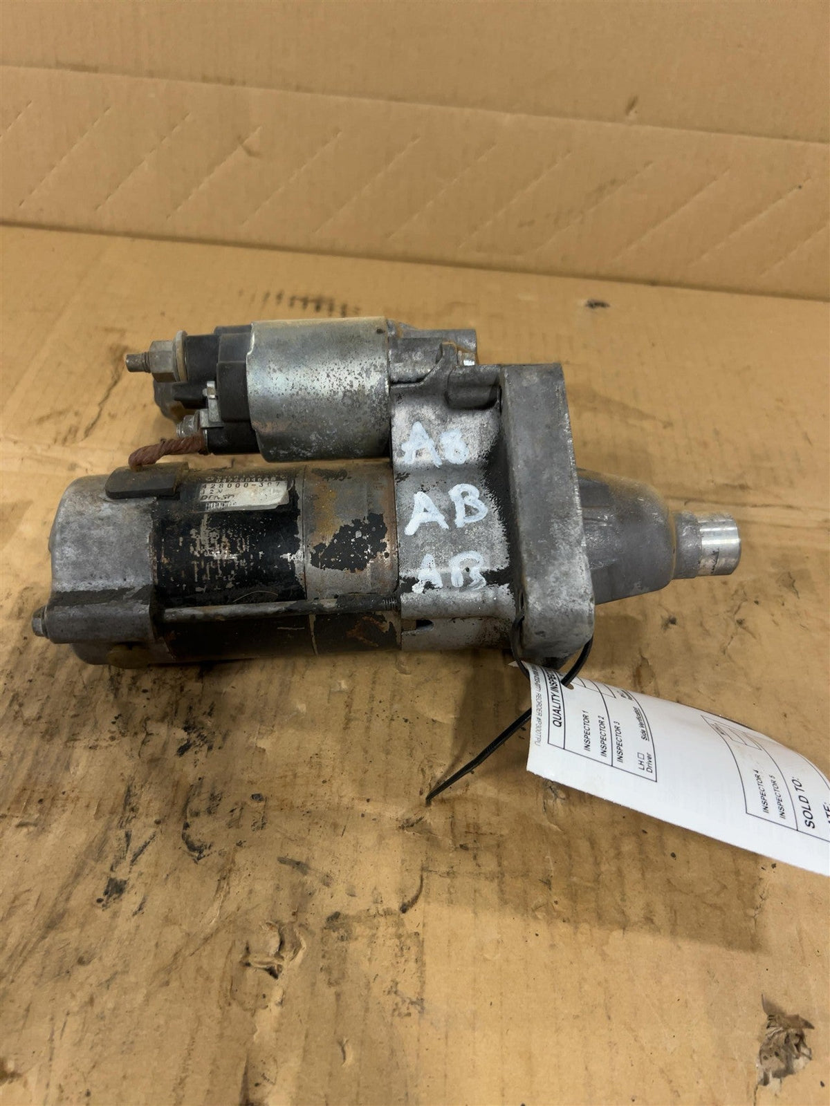 Starter Motor from a 2009 Chrysler Town & Country, photo 1