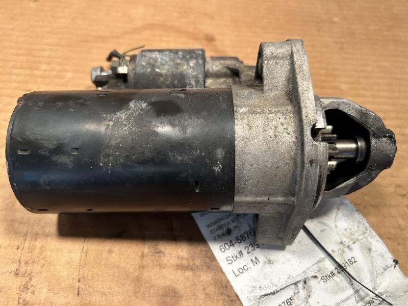 Starter Motor from a 2003 BMW 325i, photo 1