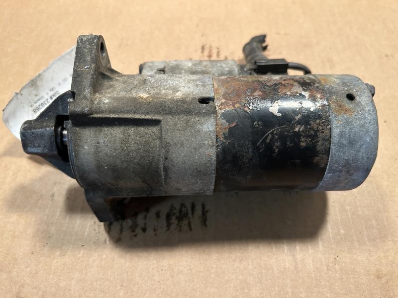 Starter Motor from a 2002 Chevrolet Tracker, photo 2