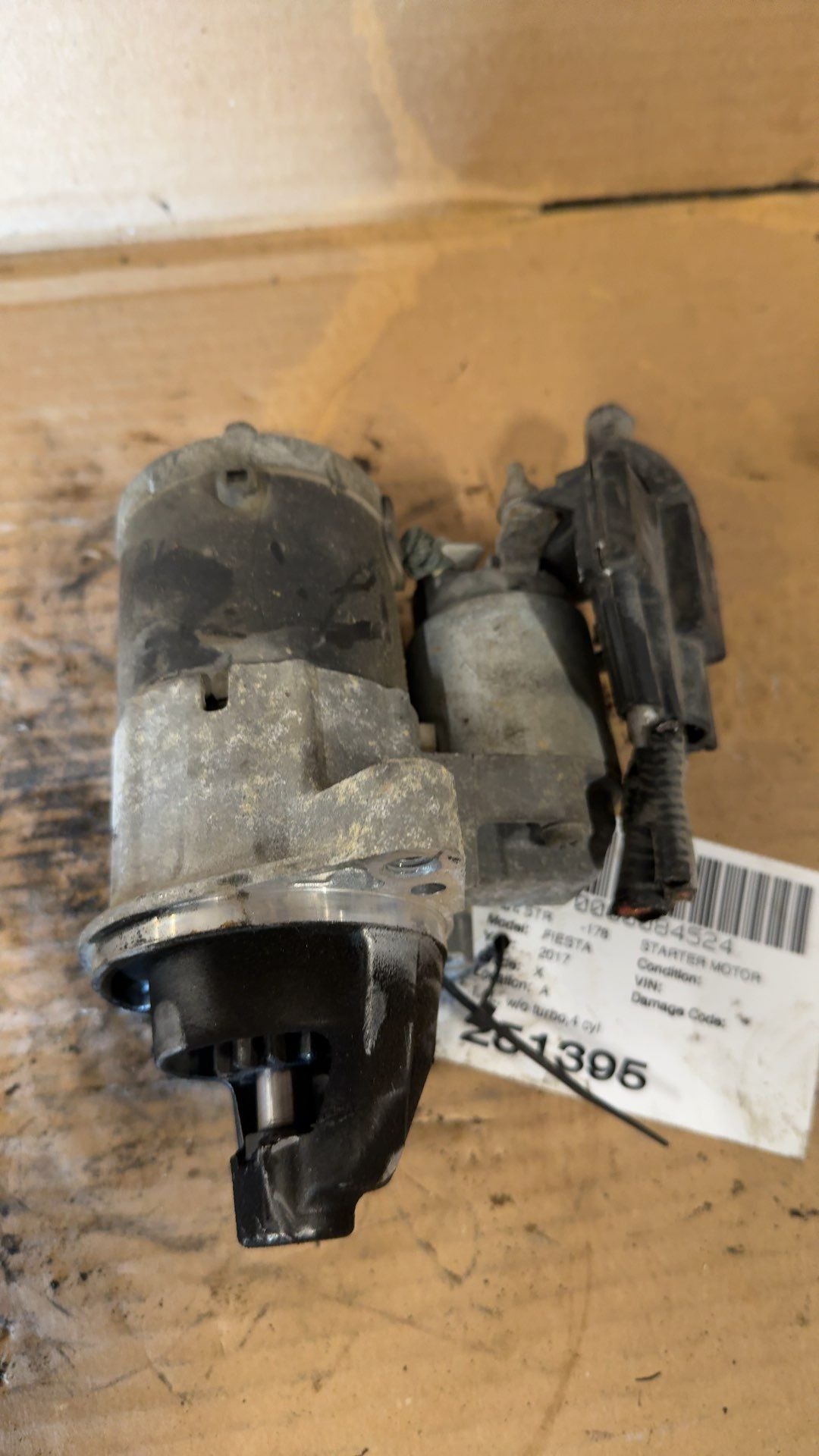 Starter Motor from a 2017 Ford Fiesta, photo 2