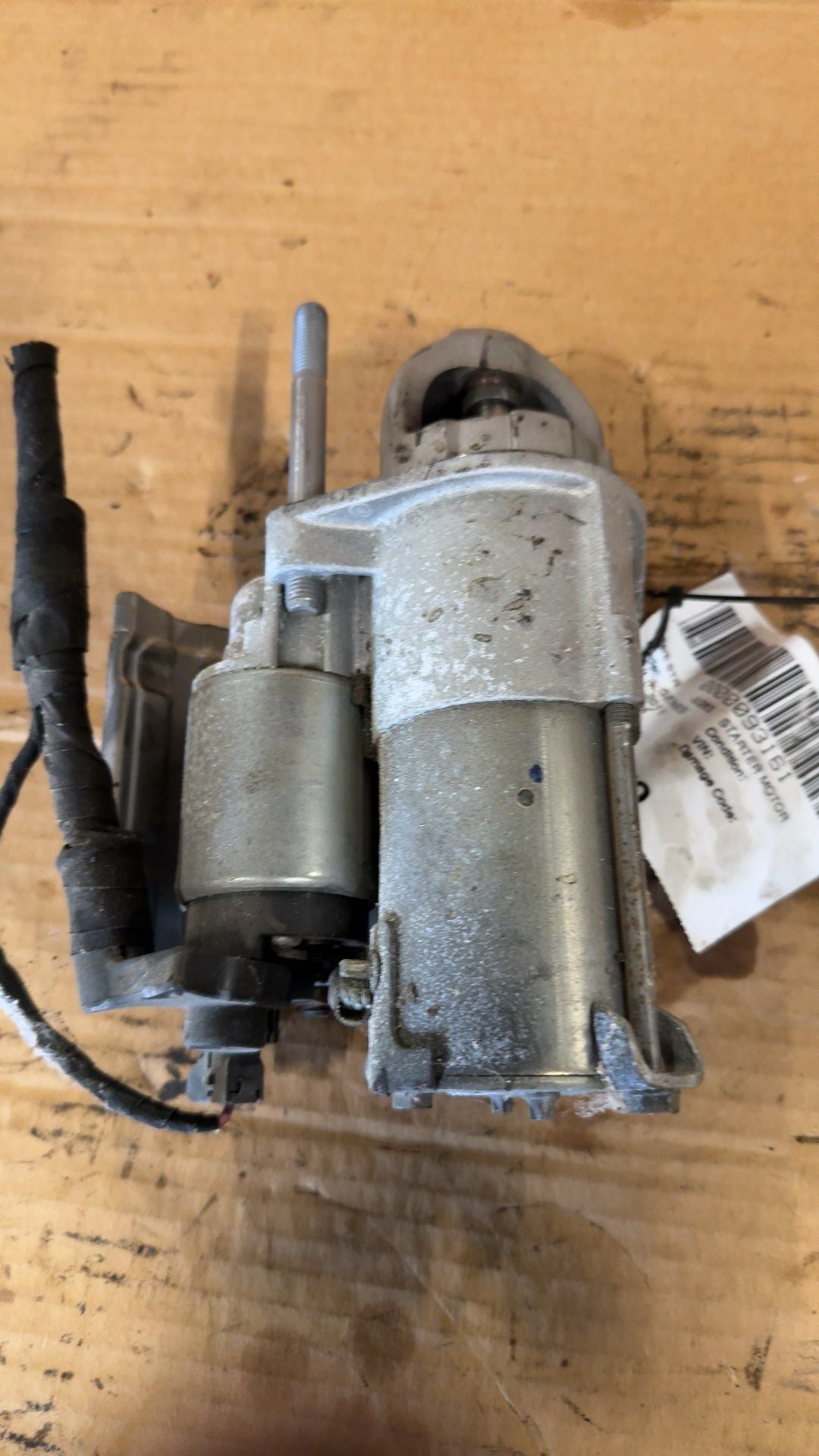 Starter Motor from a 2011 Hyundai Genesis, photo 1