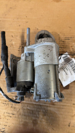 Starter Motor from a 2011 Hyundai Genesis, photo 1