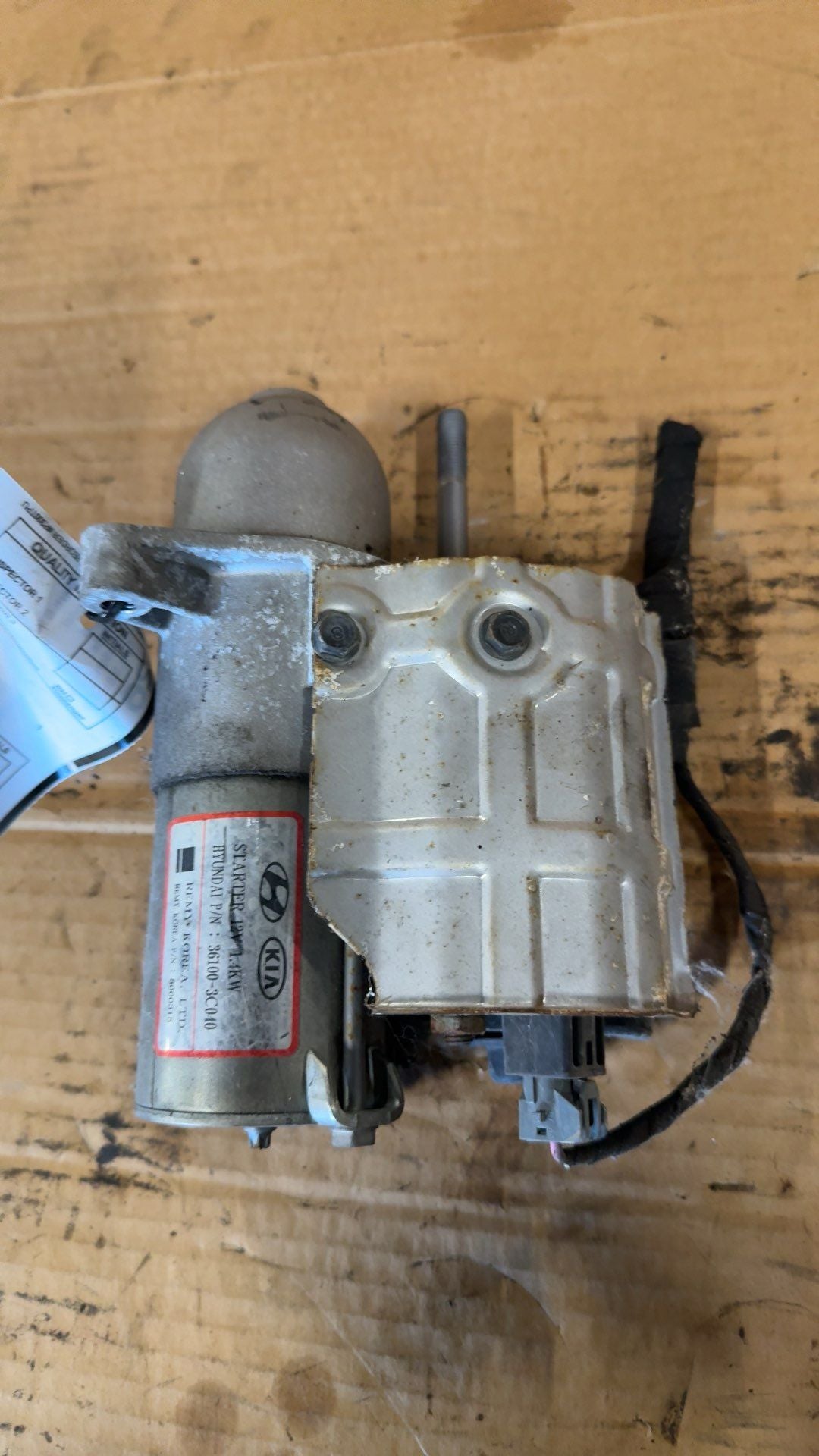 Starter Motor from a 2011 Hyundai Genesis, photo 2