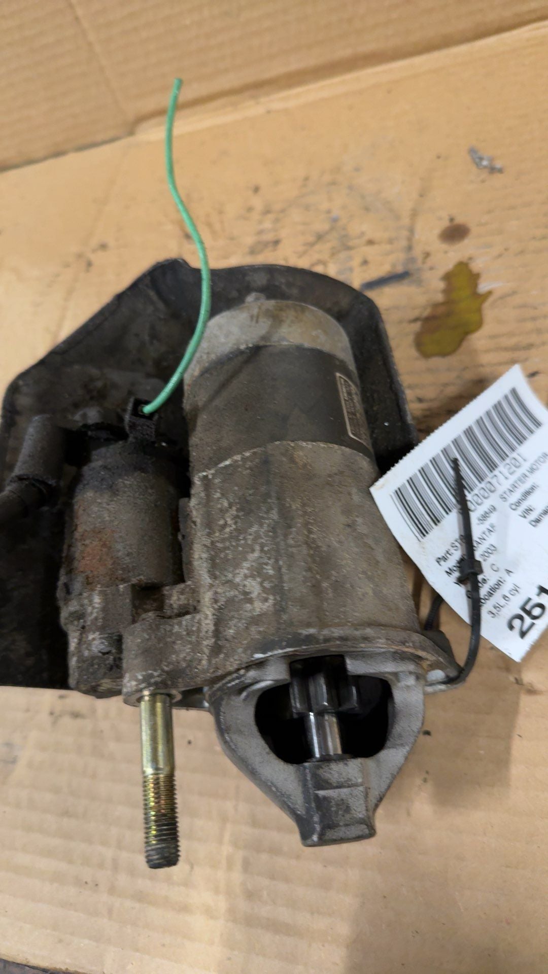 Starter Motor from a 2003 Hyundai Santa Fe, photo 2