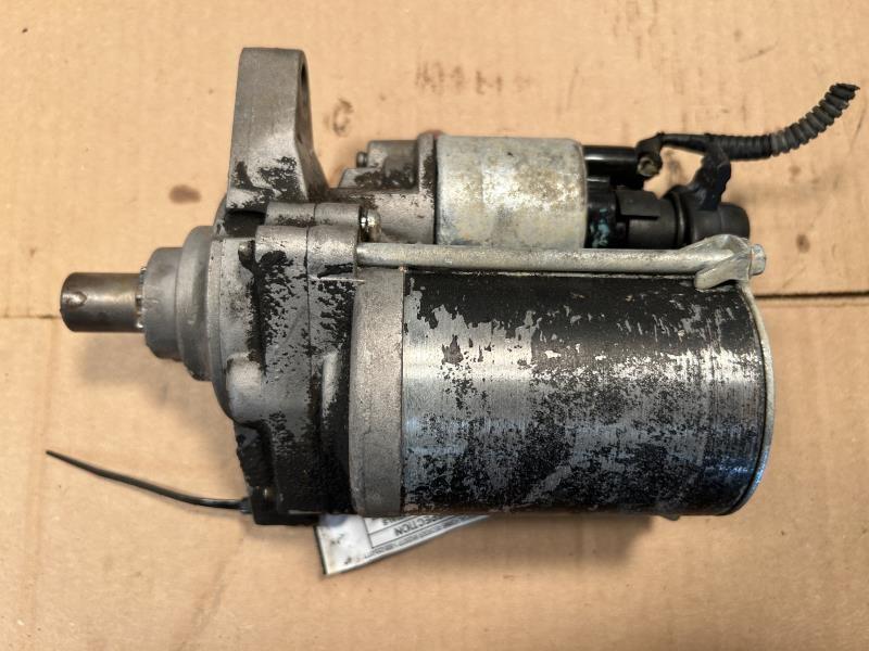Starter Motor from a 2005 Honda Accord, photo 1