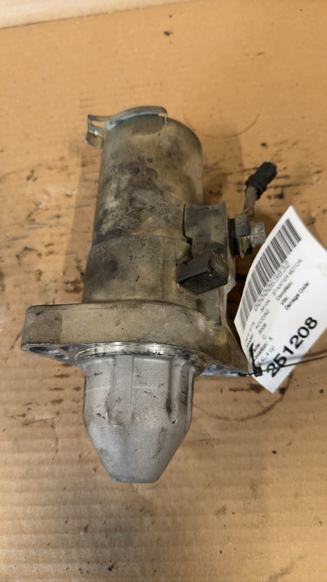 Starter Motor from a 2006 Honda, photo 1