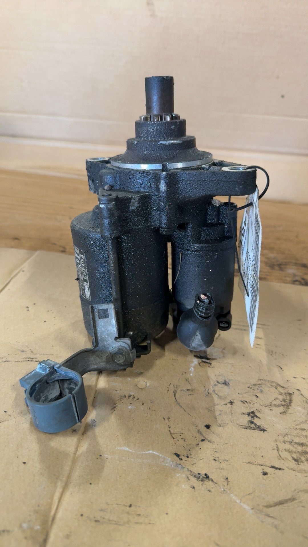 Starter Motor from a 1997 Honda Civic, photo 1