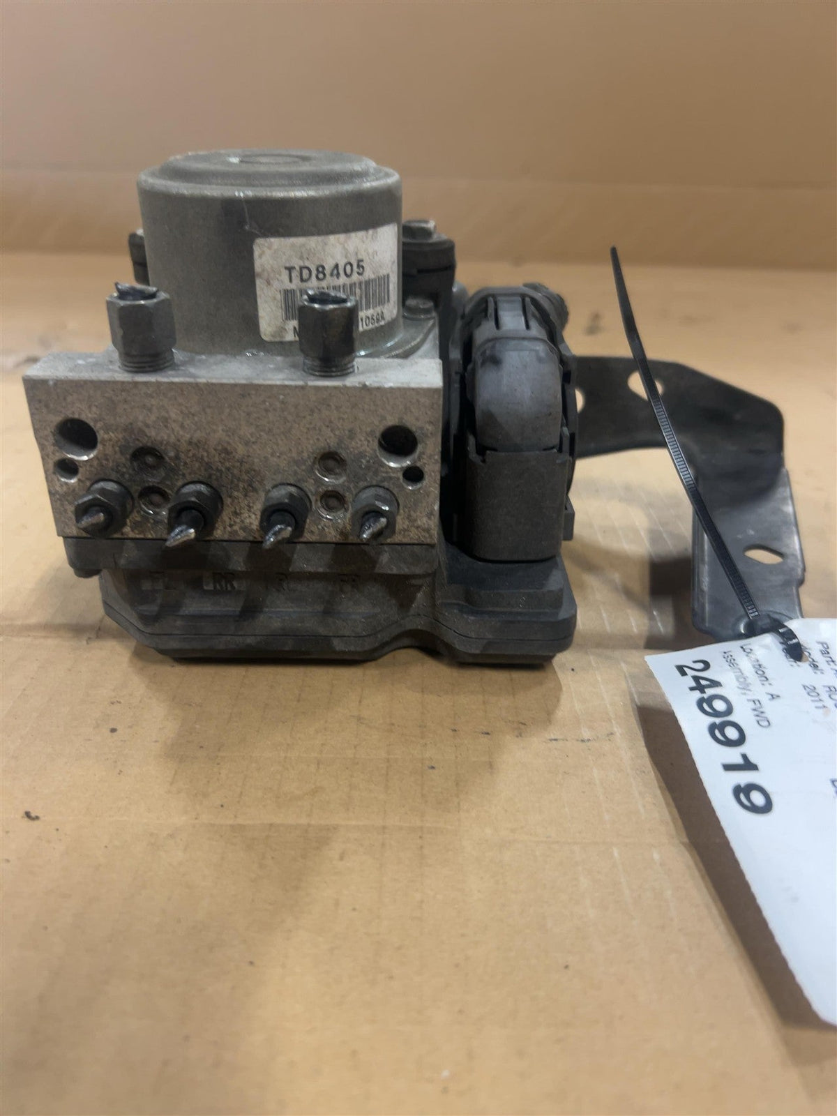 ABS Pump Module from a 2011 Nissan Rogue, photo 1