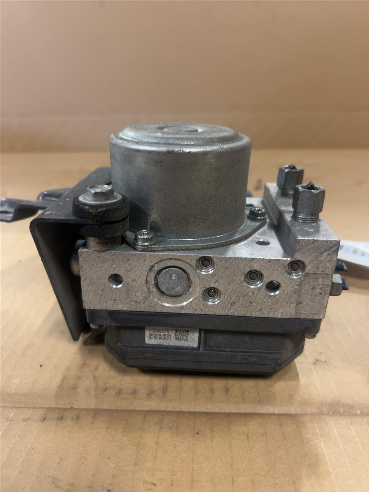 ABS Pump Module from a 2011 Nissan Rogue, photo 2