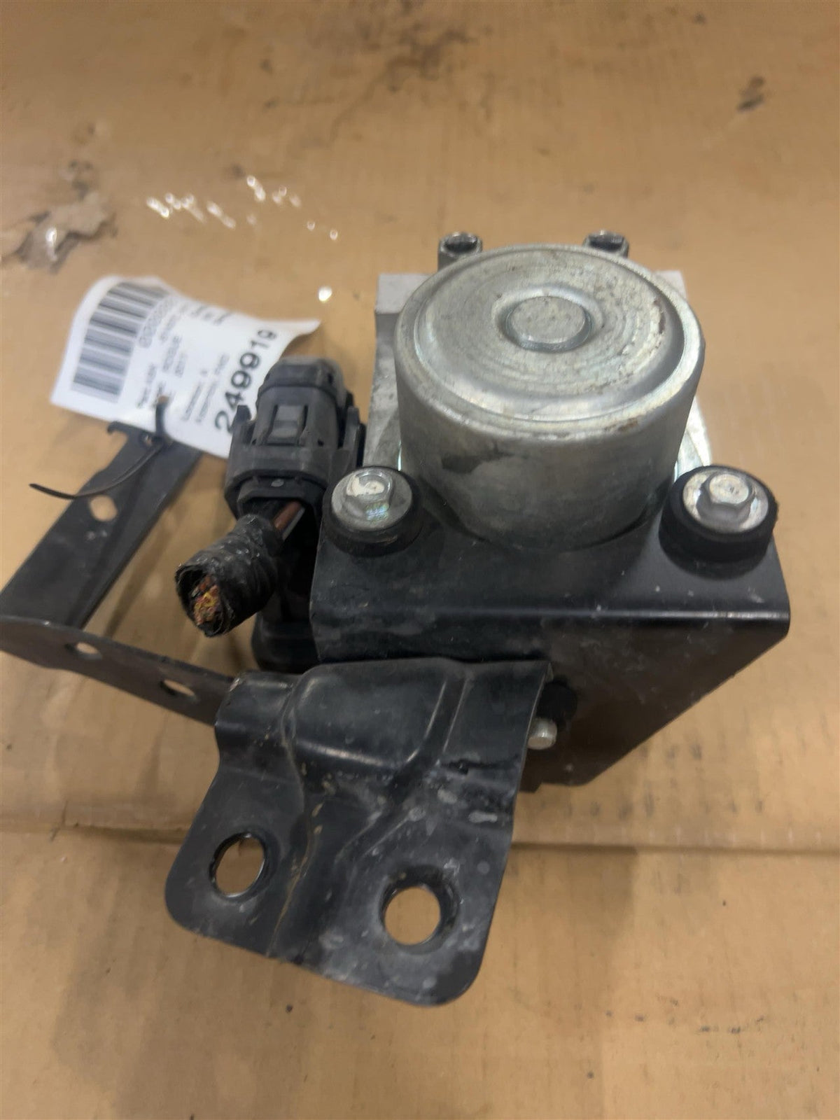 ABS Pump Module from a 2011 Nissan Rogue, photo 3