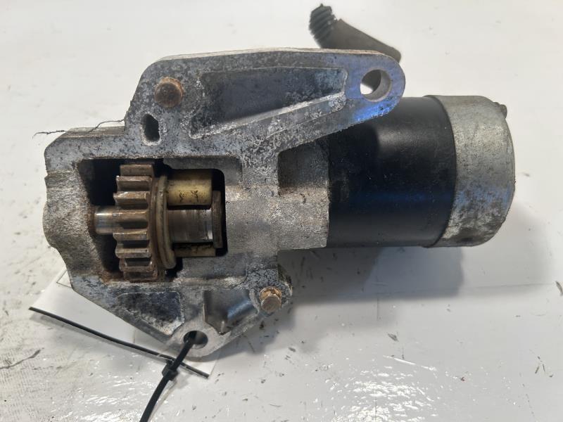 Starter Motor from a 2003 Mazda MPV, photo 2