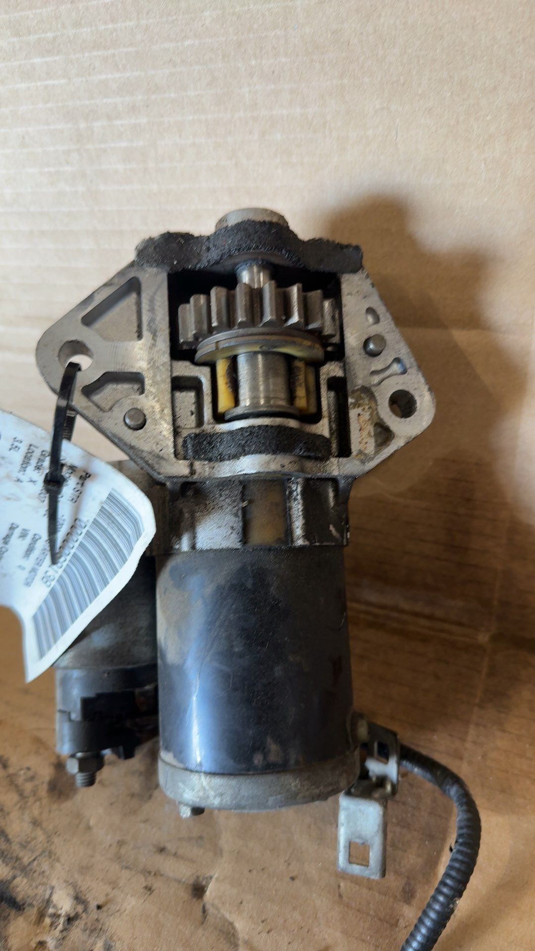 Starter Motor from a 2007 Saturn, photo 2