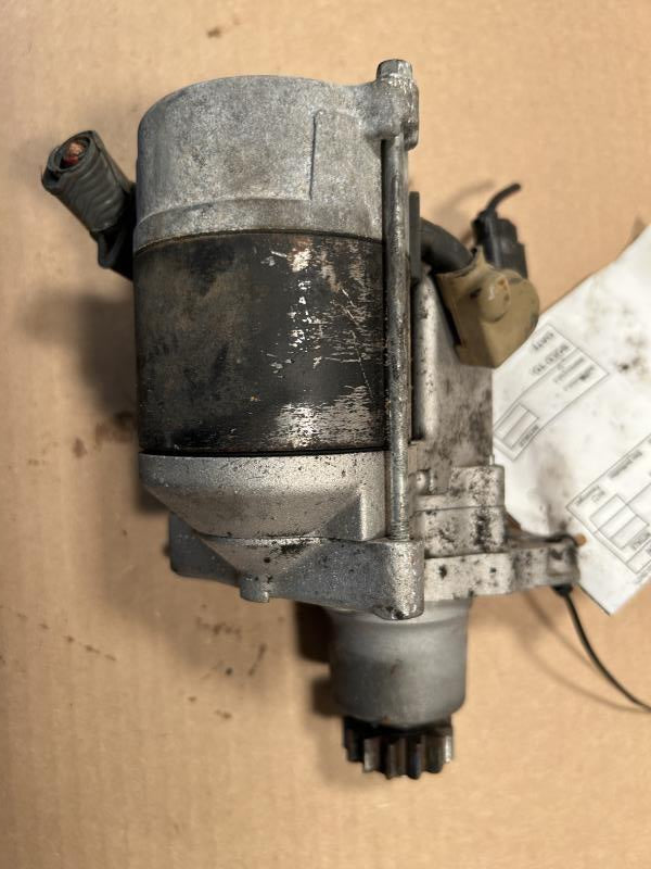 Starter Motor from a 2000 Toyota Avalon, photo 1