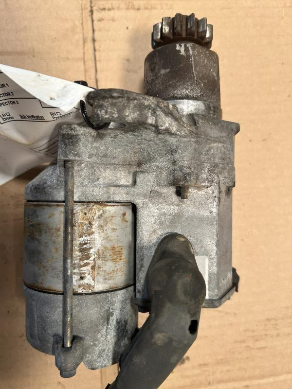 Starter Motor from a 1999 Toyota Avalon, photo 1
