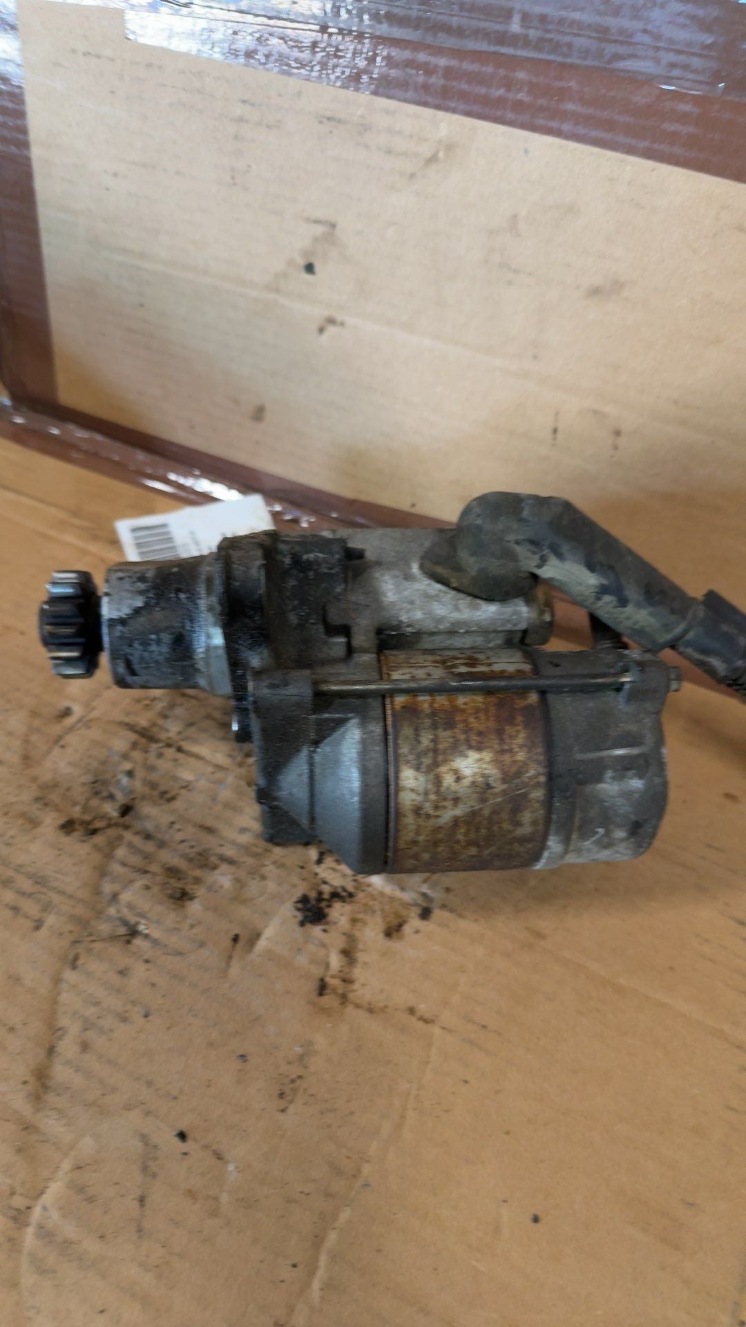 Starter Motor from a 1999 Toyota Avalon, photo 1