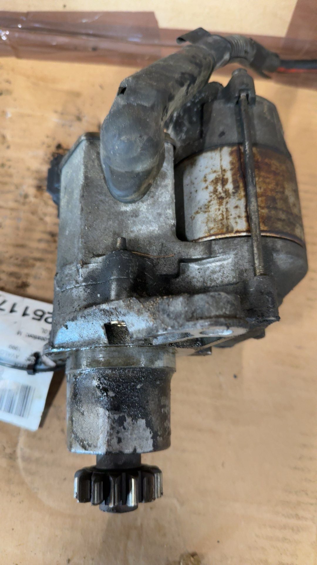 Starter Motor from a 1999 Toyota Avalon, photo 2