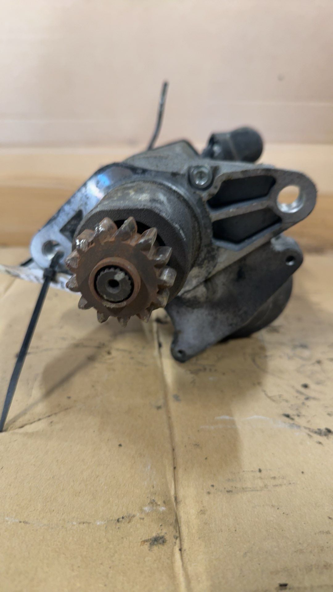 Starter Motor from a 1999 Toyota Camry, photo 1