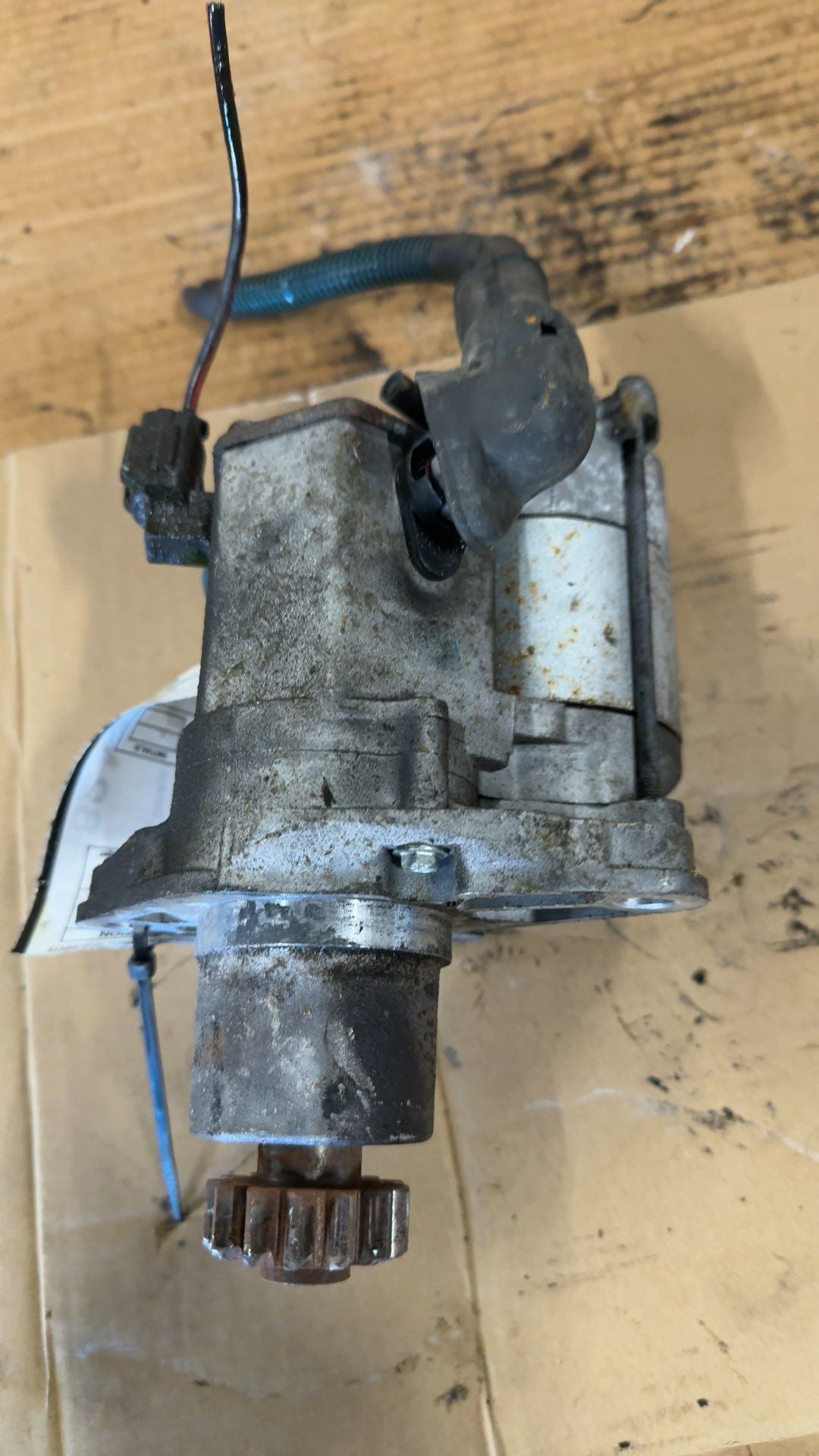 Starter Motor from a 1999 Toyota Camry, photo 2