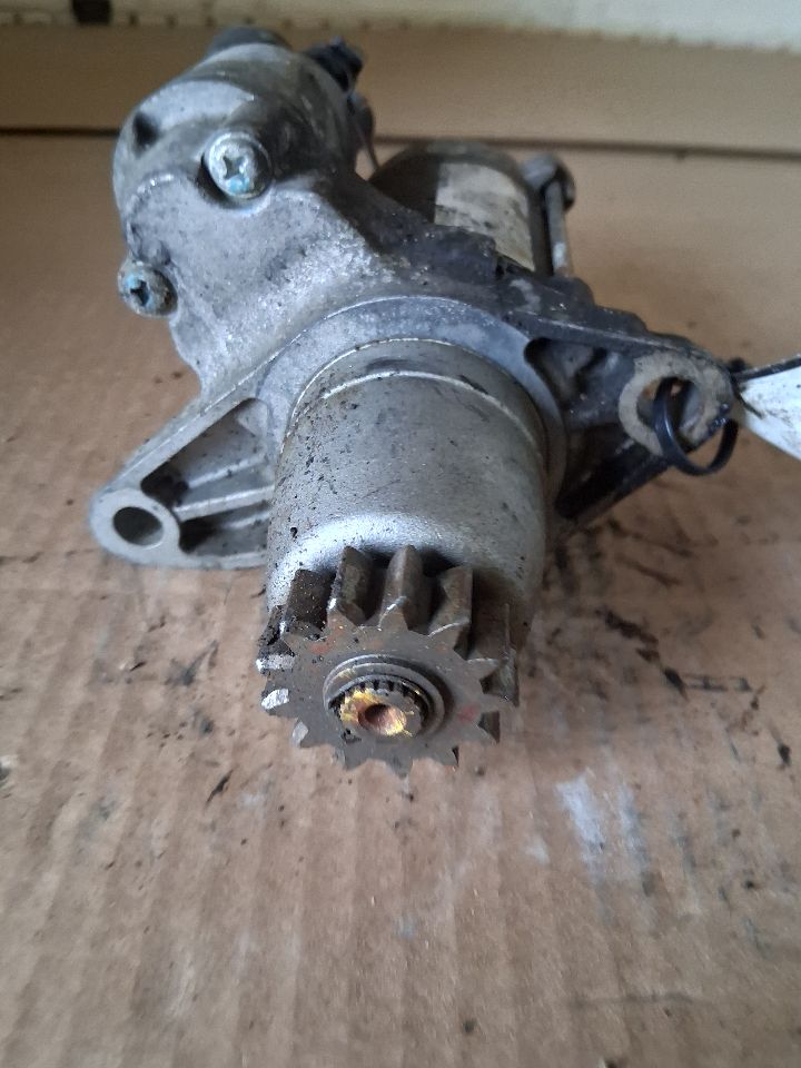 Starter Motor from a 2015 Toyota Corolla, photo 1