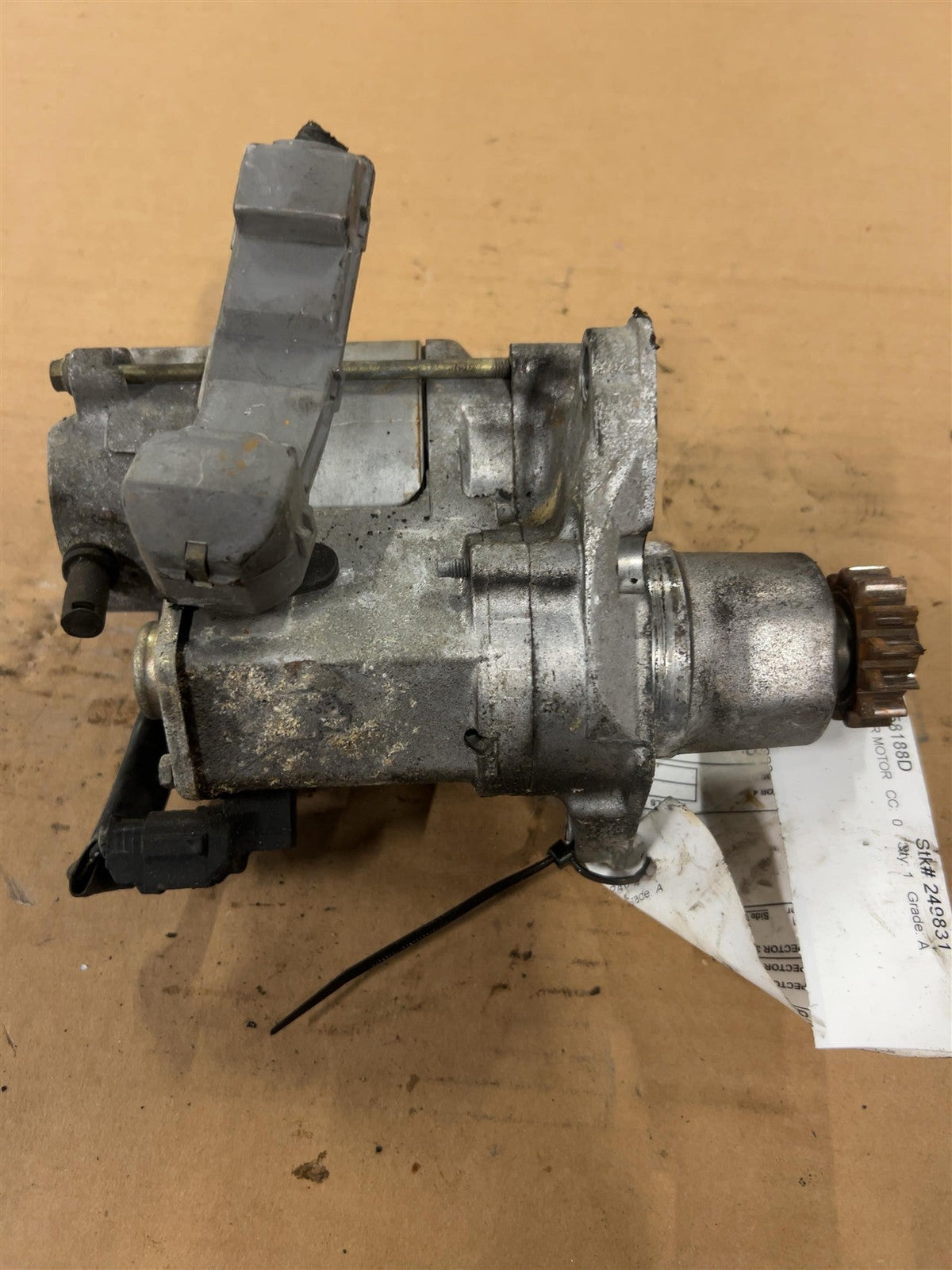 Starter Motor from a 2004 Toyota RAV4, photo 1