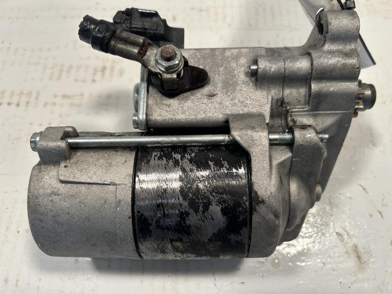 Starter Motor from a 2001 Toyota Tacoma, photo 1