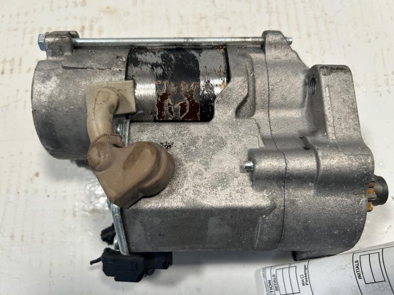 Starter Motor from a 2001 Toyota Tacoma, photo 2