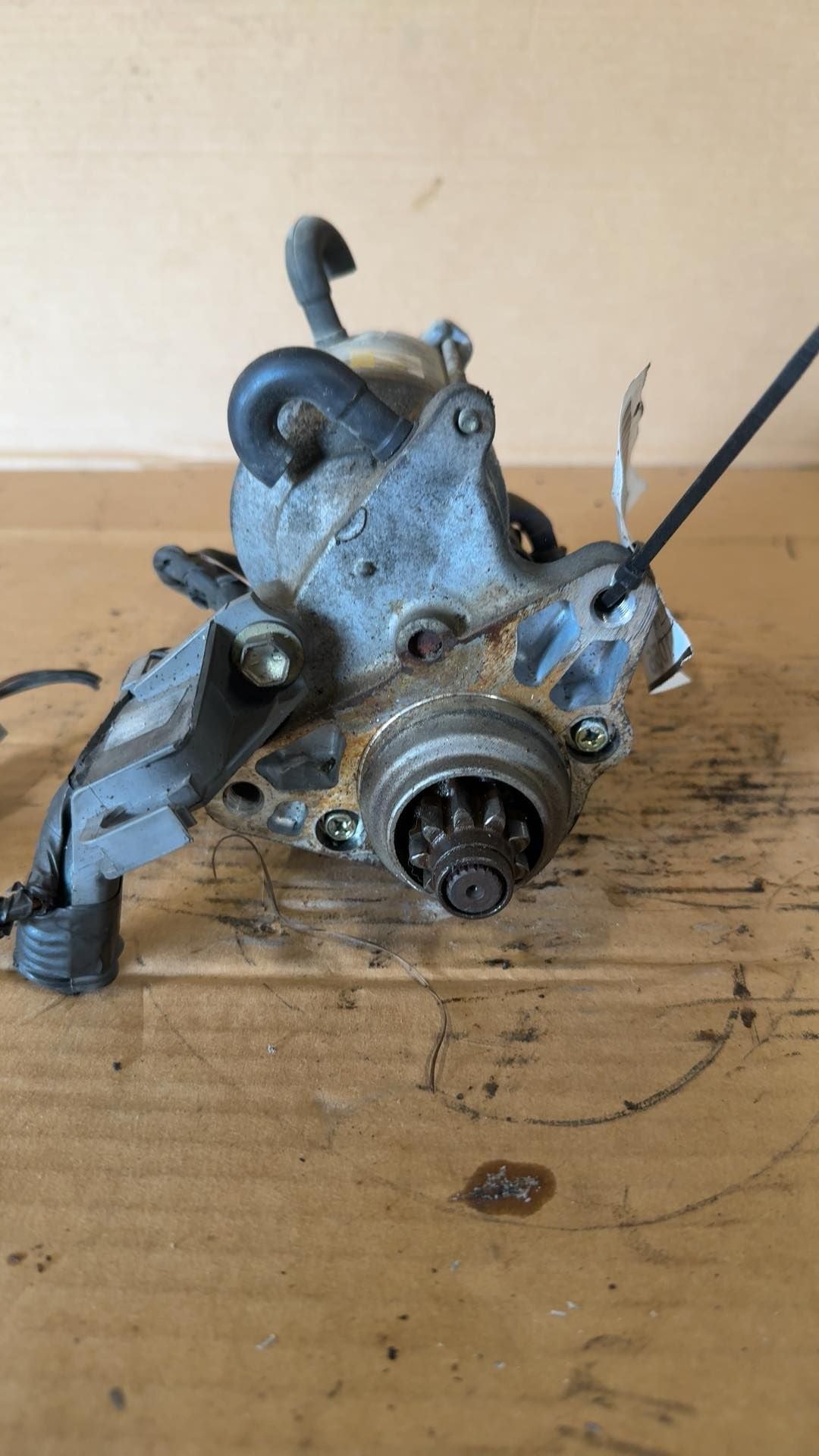 Starter Motor from a 2002 Toyota Tundra, photo 1