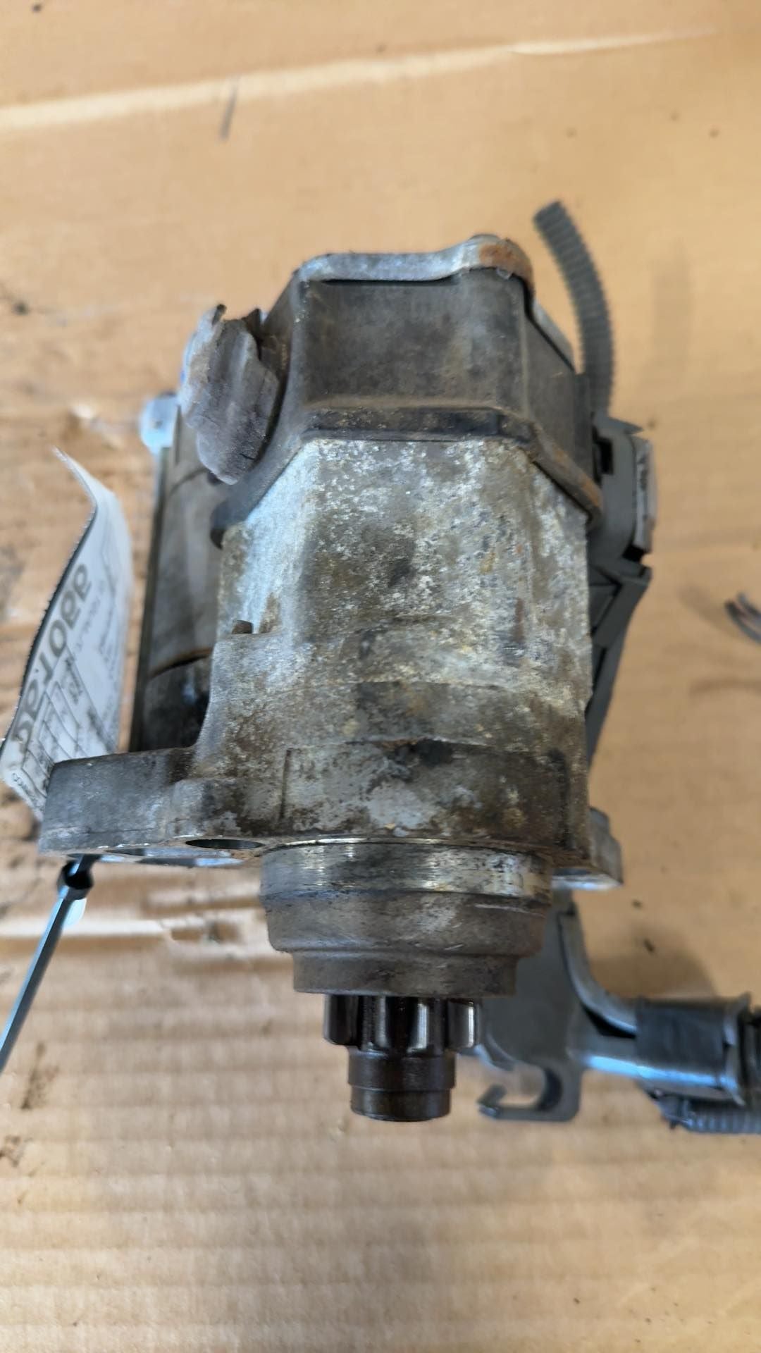 Starter Motor from a 2002 Toyota Tundra, photo 2