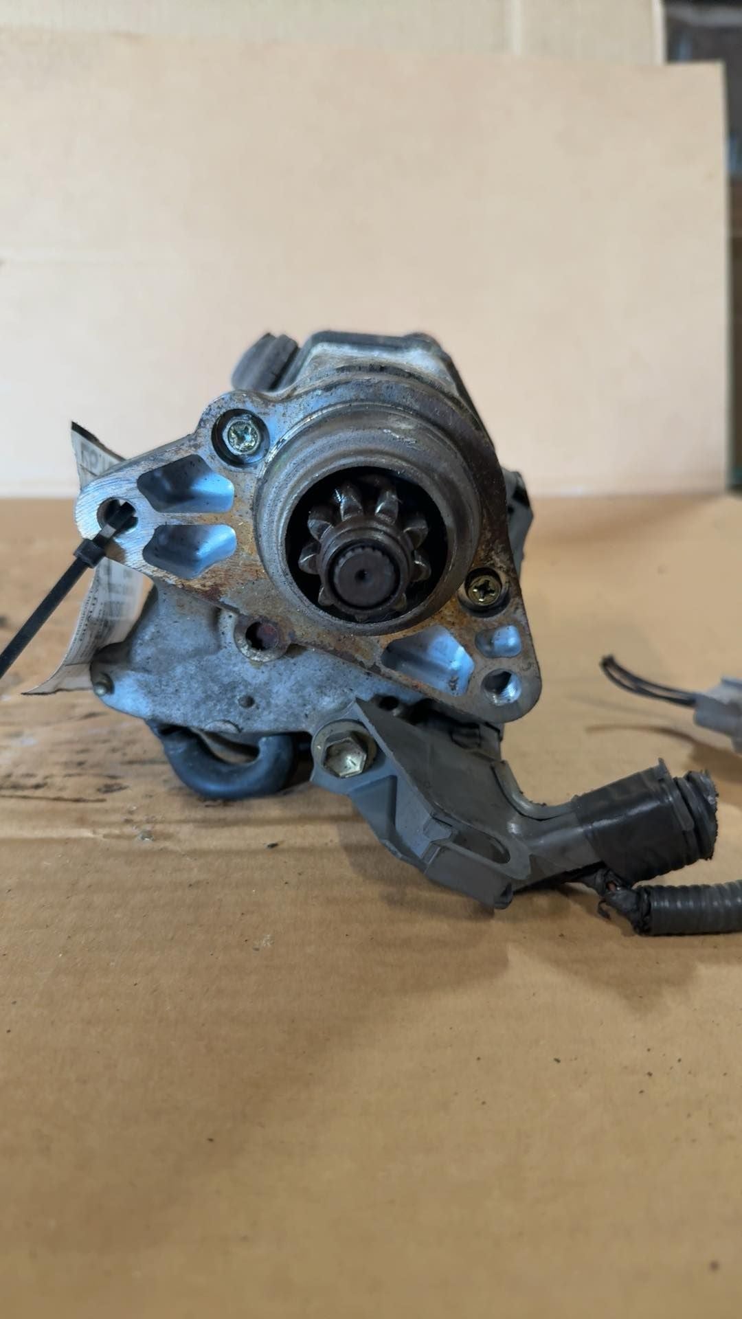Starter Motor from a 2002 Toyota Tundra, photo 3