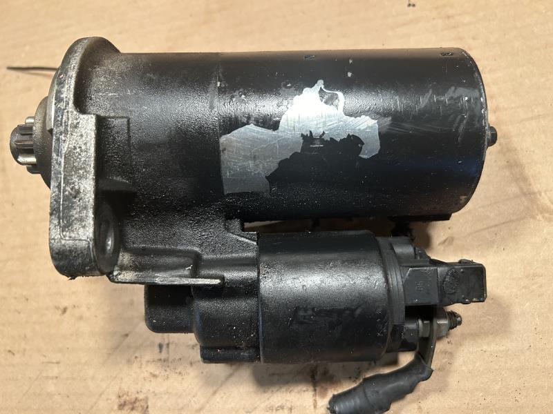 Starter Motor from a 2000 Volkswagen Beetle, photo 2
