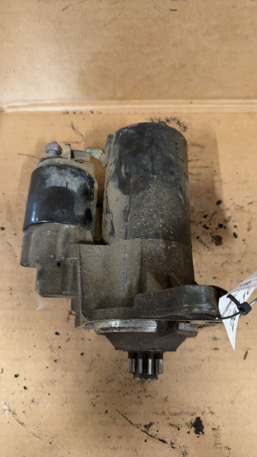 Starter Motor from a 2002 Volkswagen Jetta, photo 1