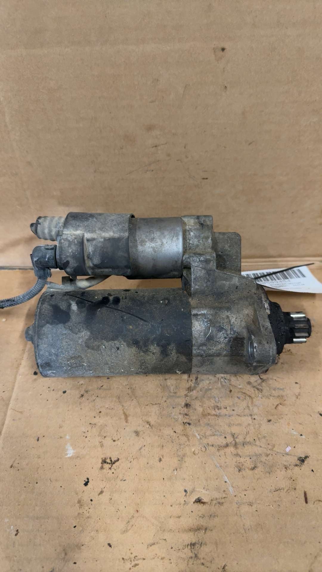 Starter Motor from a 2006 Volkswagen Jetta, photo 1