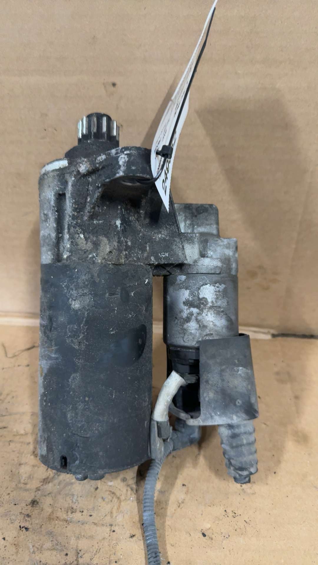 Starter Motor from a 2006 Volkswagen Jetta, photo 2
