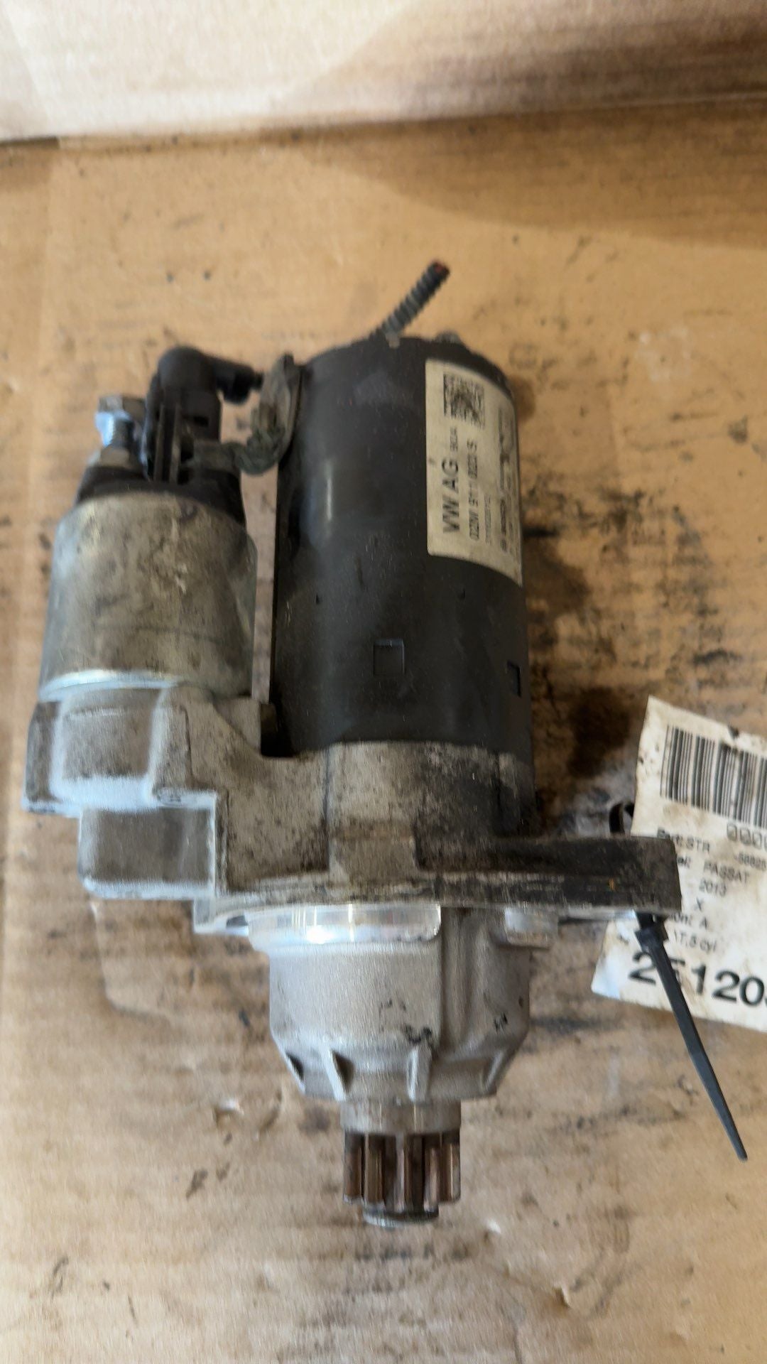 Starter Motor from a 2013 Volkswagen Passat, photo 2