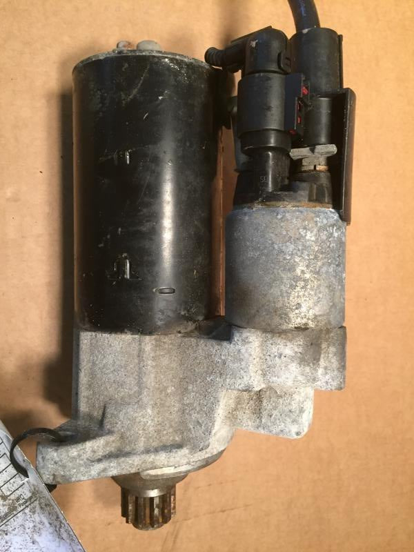 Starter Motor from a 2014 Volkswagen Passat, photo 2