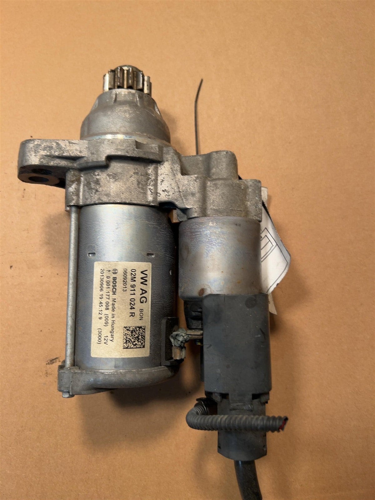 Starter Motor from a 2014 Volkswagen Passat, photo 2