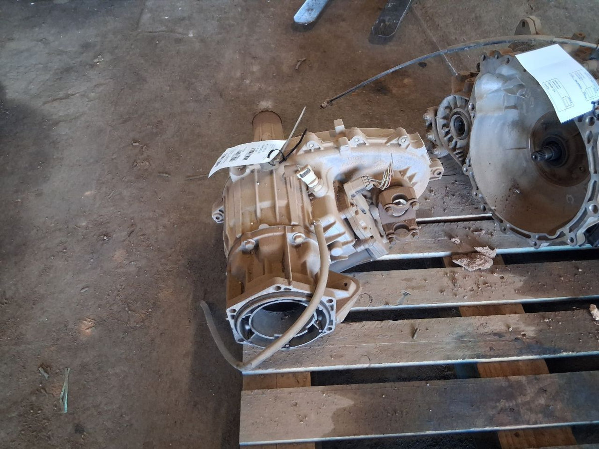 Transfer Case from a 1998 GMC 1500, photo 6