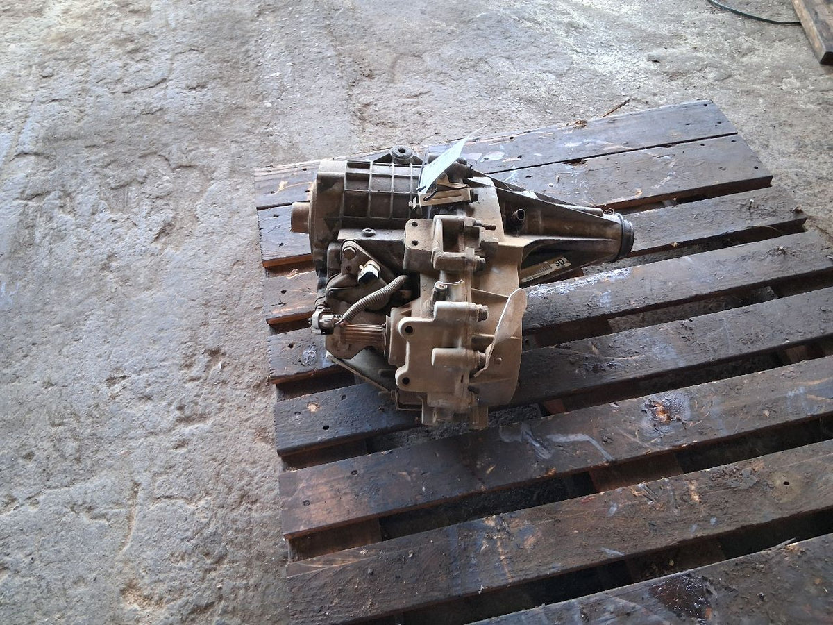 Transfer Case from a 2012 Chevrolet Silverado 1500, photo 3
