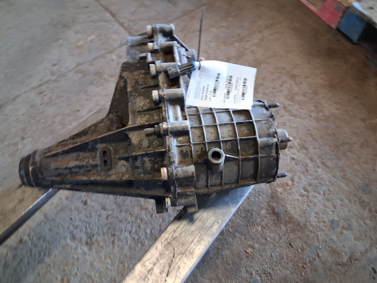 Transfer Case from a 2002 Chevrolet Silverado 2500, photo 3