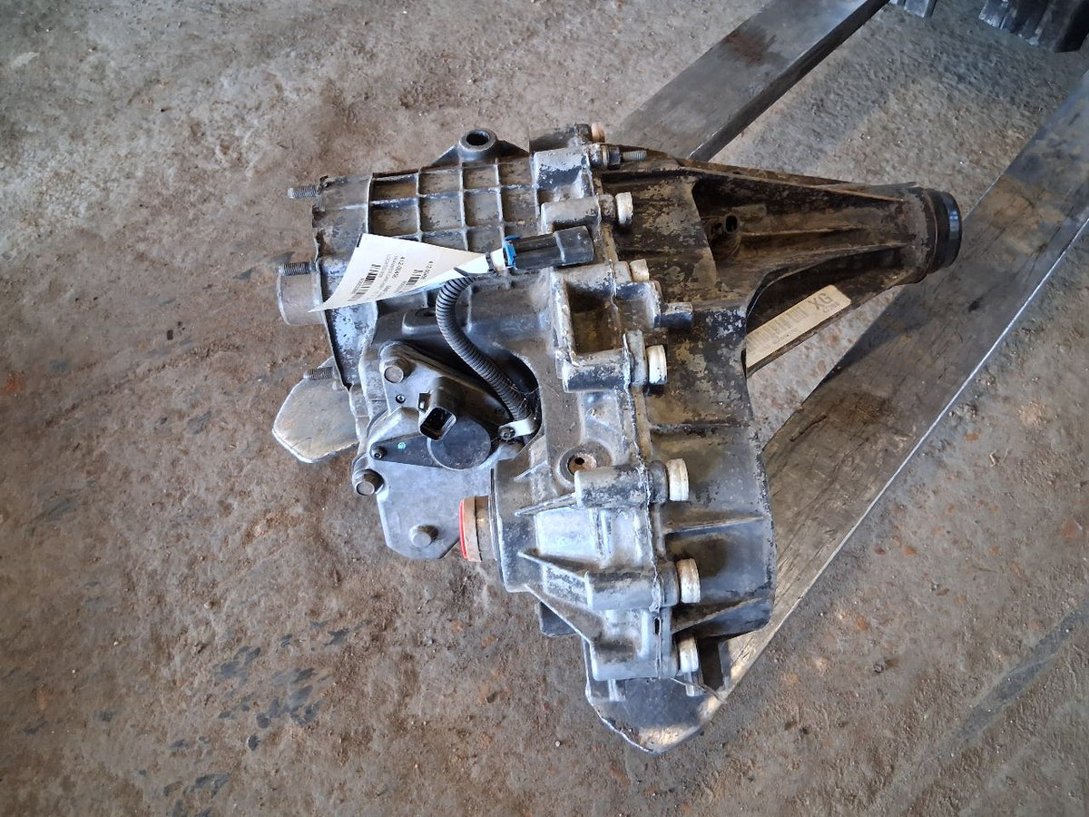 Transfer Case from a 2002 Chevrolet Silverado 2500, photo 5