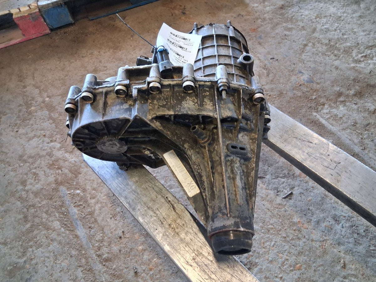 Transfer Case from a 2002 Chevrolet Silverado 2500, photo 6