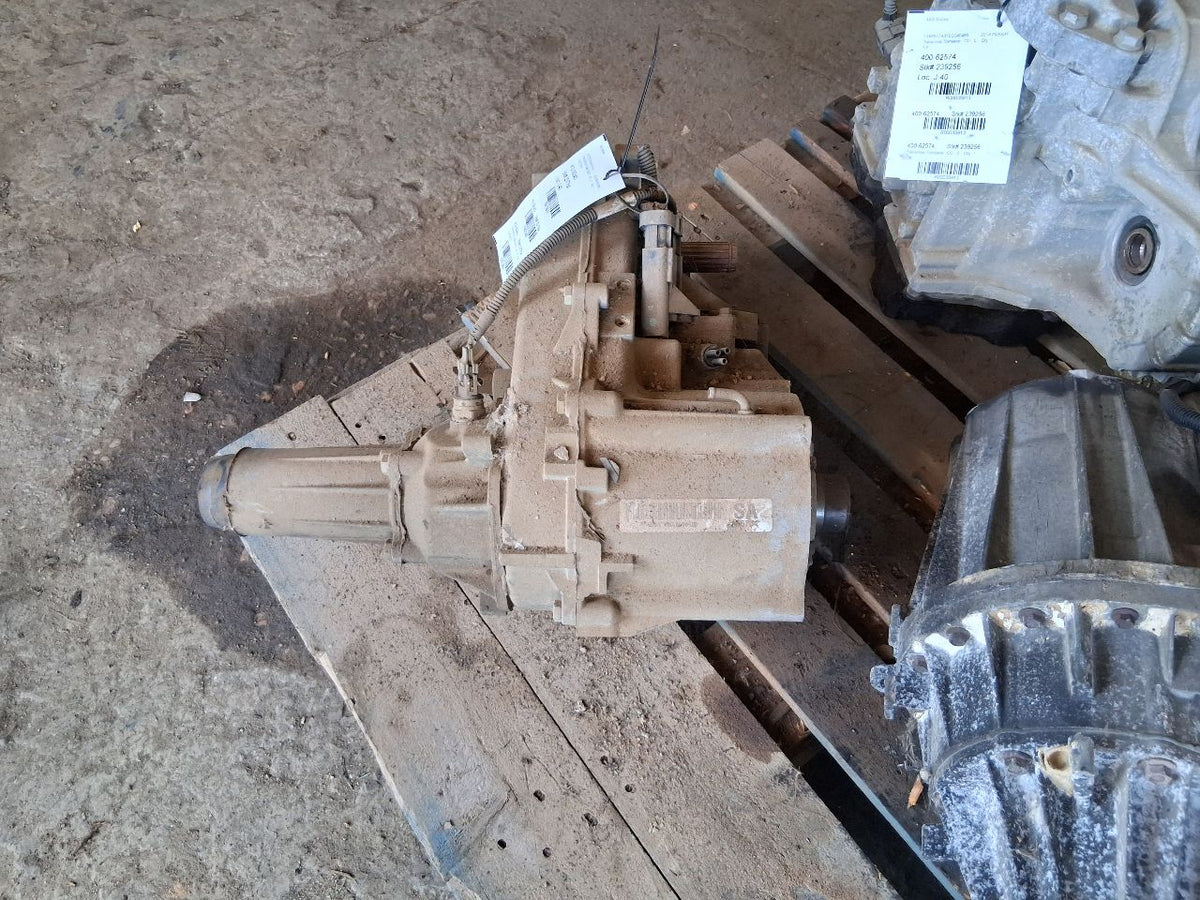 Transfer Case from a 2004 GMC Sonoma, photo 2