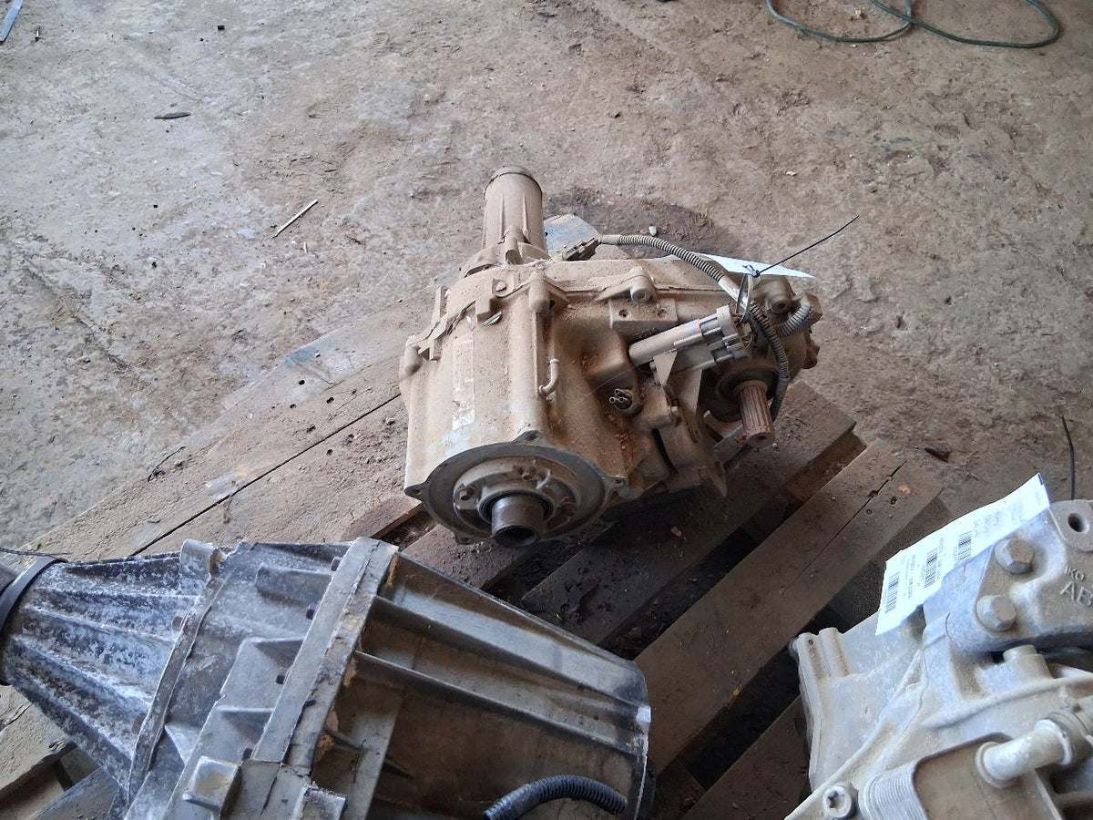 Transfer Case from a 2004 GMC Sonoma, photo 3