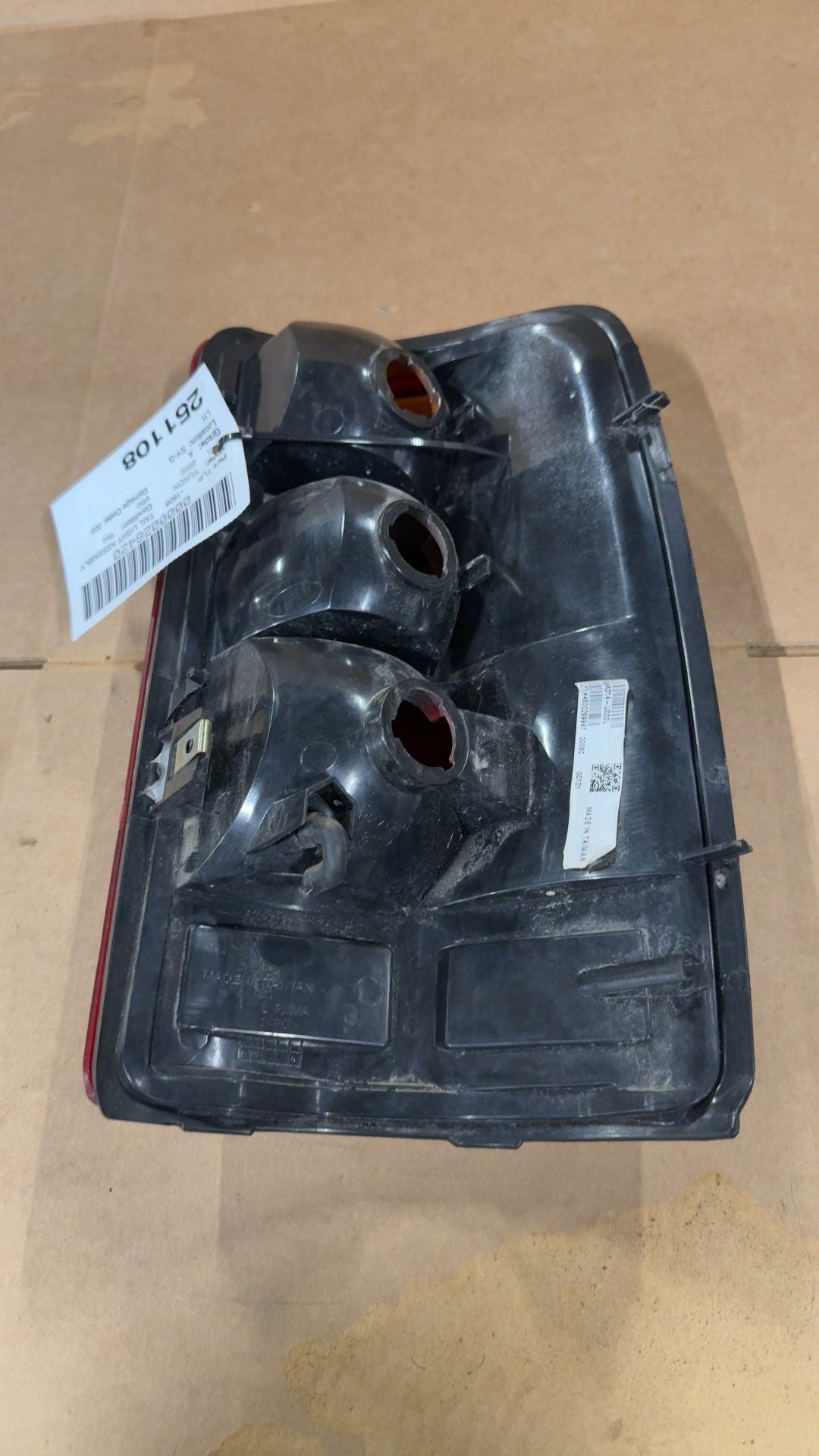 Tail Light from a 2002 GMC Yukon, left side, photo 2