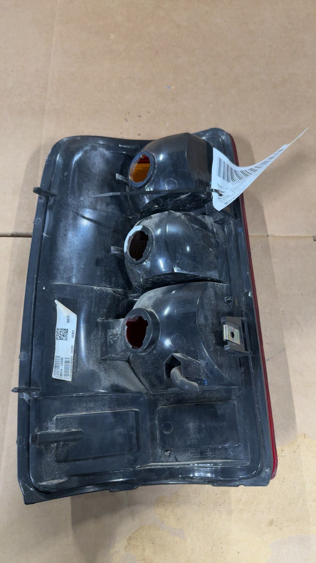 Tail Light from a 2002 GMC Yukon, right side, photo 2
