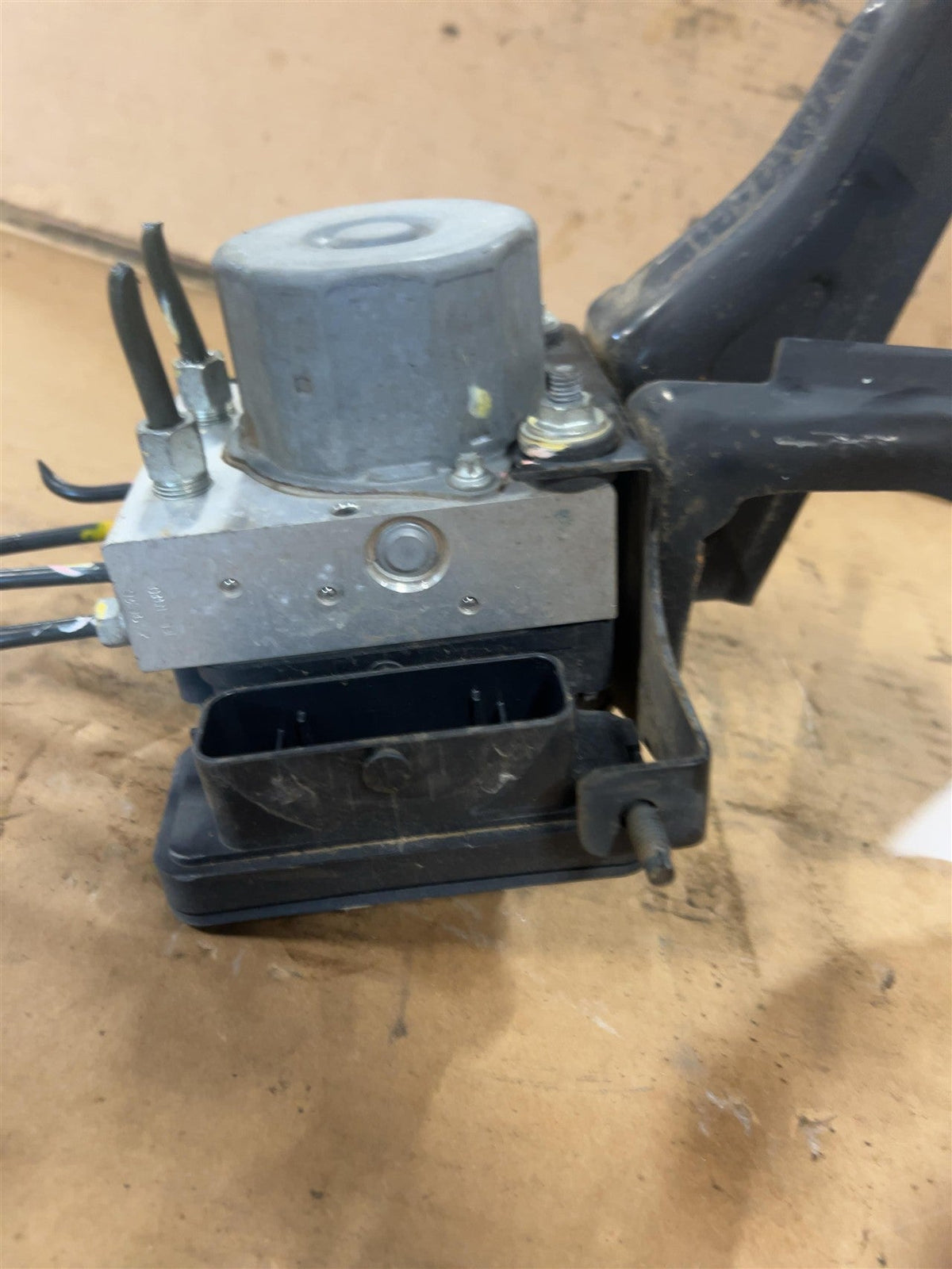 ABS Pump Module from a 2017 Nissan Sentra, photo 2